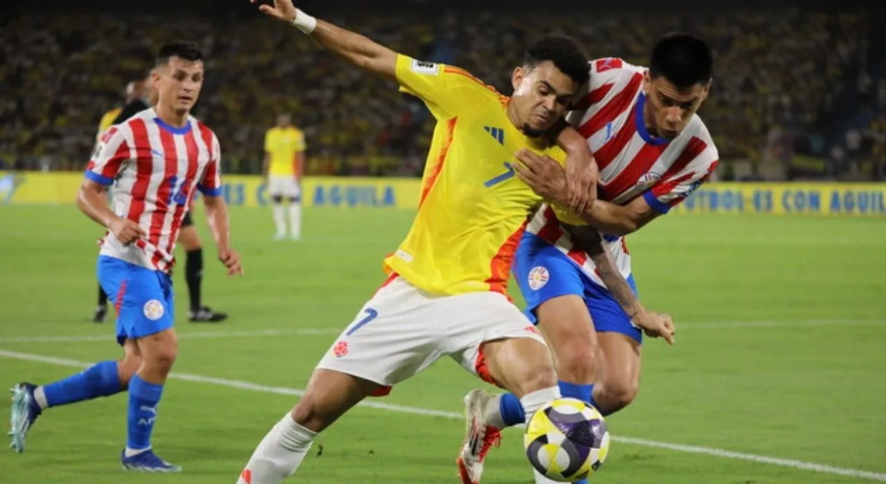 Luis Díaz en disputa de un balón 
